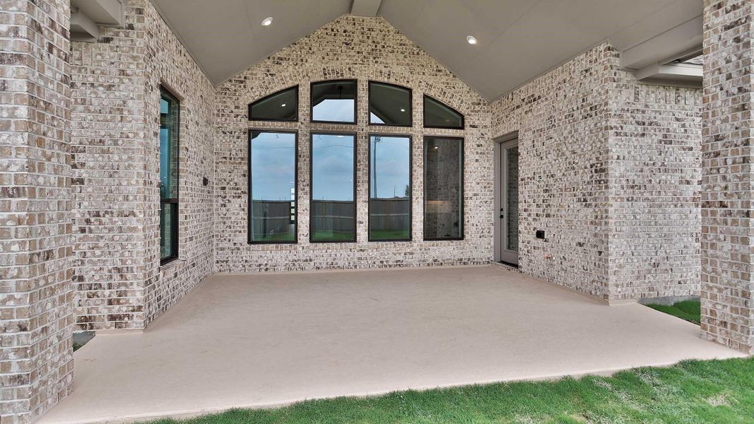 Exterior details and patio area of a home in Valencia, Manvel (Image 3).
