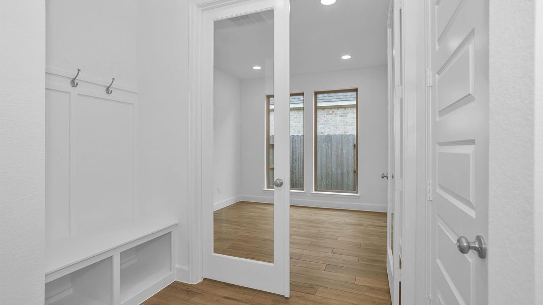 Spacious, unfurnished interior of a new home in Valencia 45', Manvel (Image 10). Spacious, unfurnished interior of a new home in Valencia 45', Manvel (Image 10).