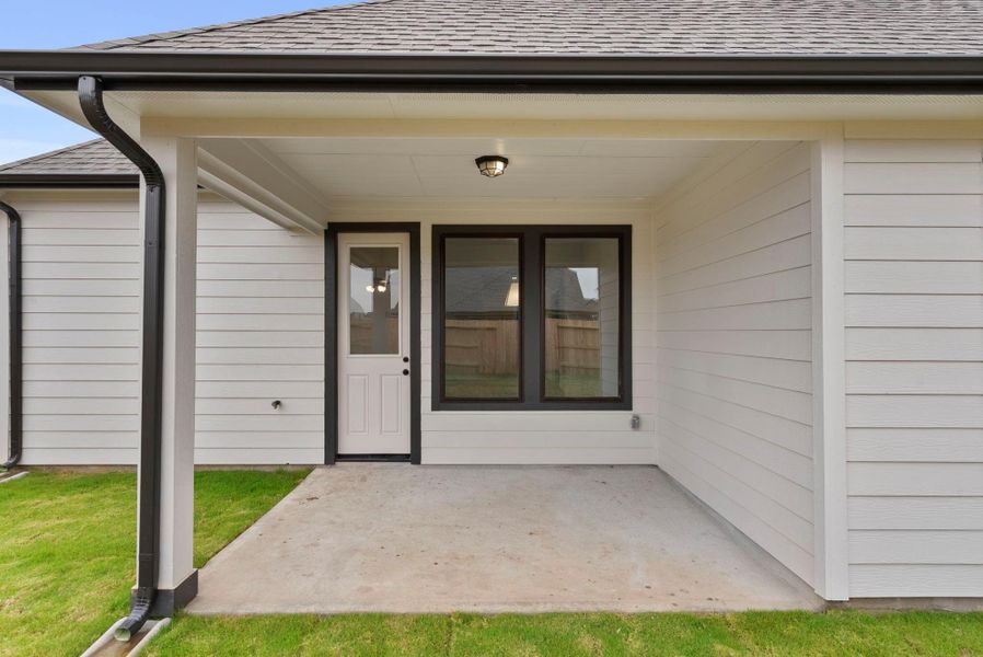 Exterior details and patio area of a home in Brookewater, Rosenberg (Image 3).