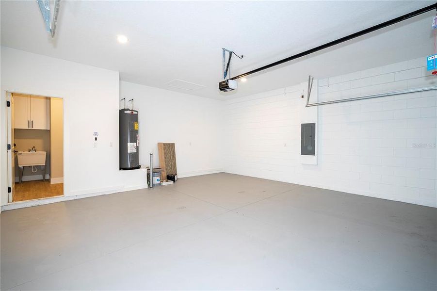 Spacious, unfurnished interior of a new home in , Orlando (Image 31).