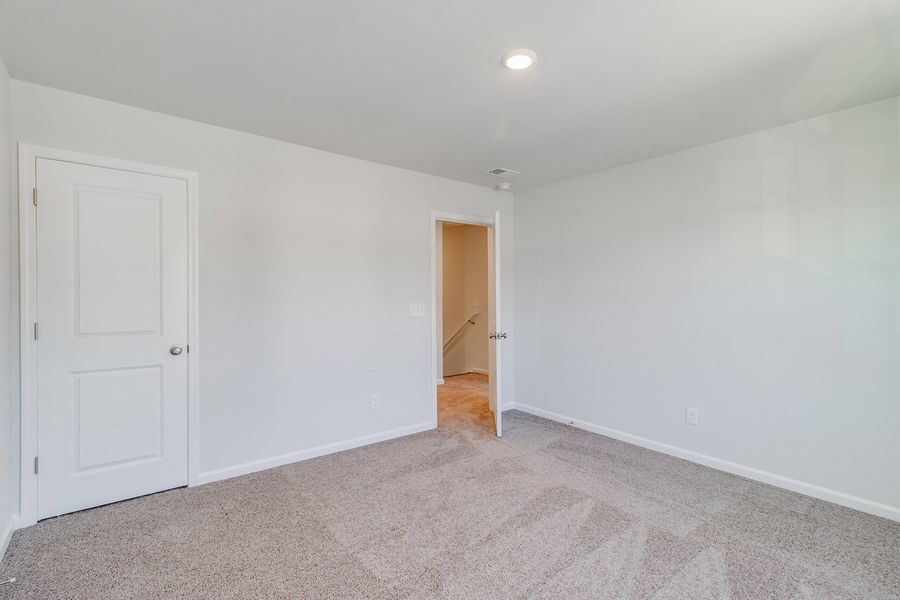 Spacious, unfurnished interior of a new home in Bluefield, Lexington (Image 32).