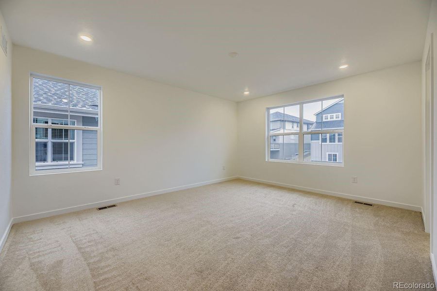 Spacious, unfurnished interior of a new home in Ken-Caryl Ranch, Littleton (Image 11).