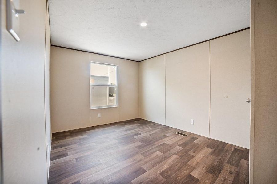 Spacious, unfurnished interior of a new home in , Bellevue (Image 19).