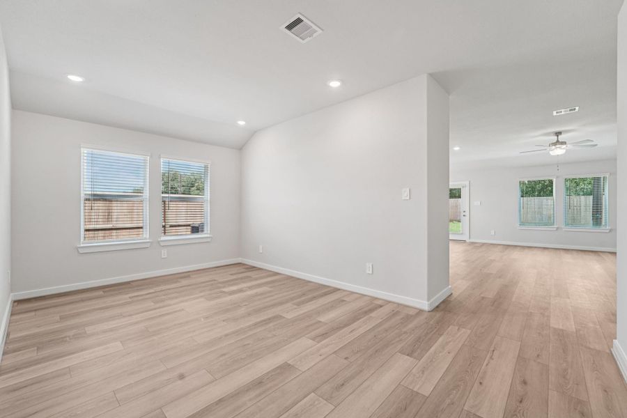 Spacious, unfurnished interior of a new home in Stewart's Ranch, Conroe (Image 23).