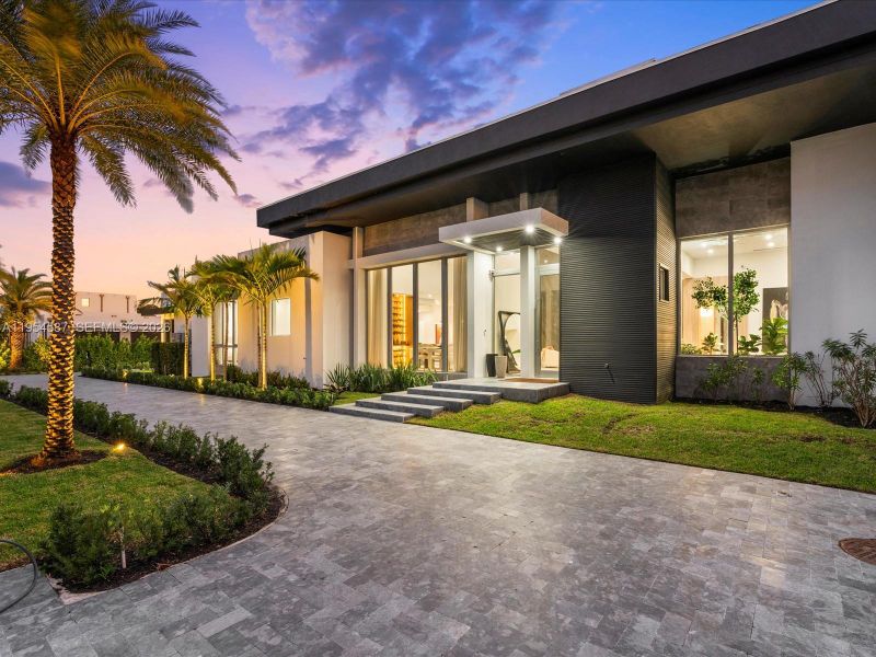 Exterior details and patio area of a home in , Plantation (Image 30).