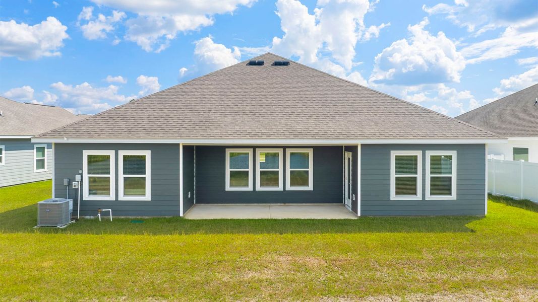 Exterior details and patio area of a home in Liberty, Panama City (Image 3).