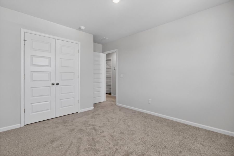 Spacious, unfurnished interior of a new home in Lindera Preserve at Cane Bay Plantation, Summerville (Image 13).