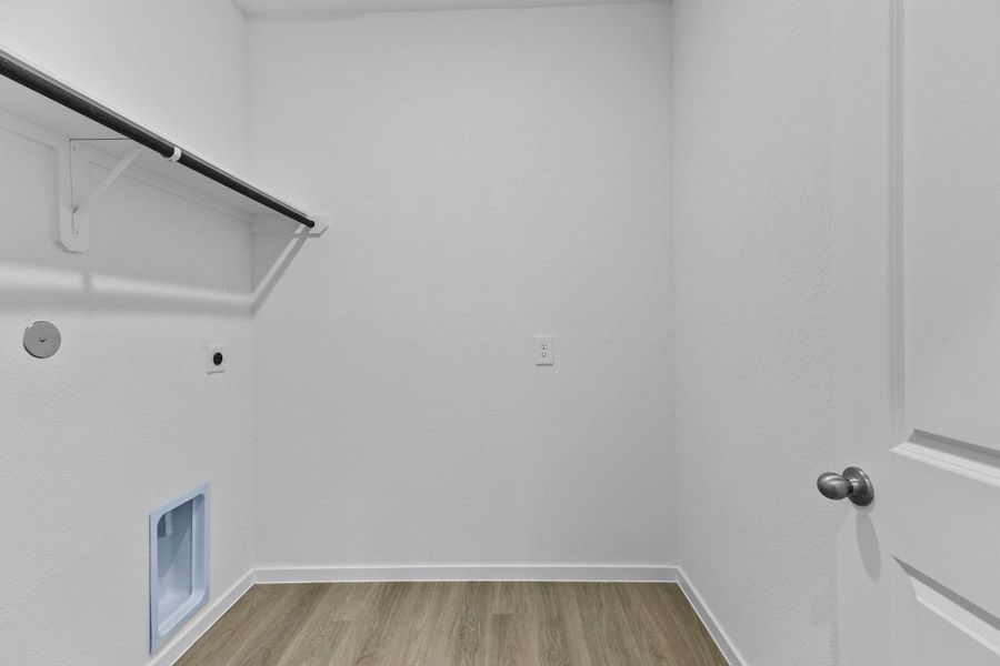 Spacious, unfurnished interior of a new home in Sunterra Lakes, Katy (Image 19).