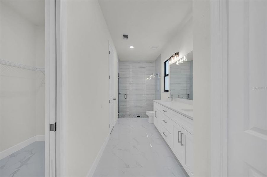 Spacious, unfurnished interior of a new home in , Port Charlotte (Image 10).