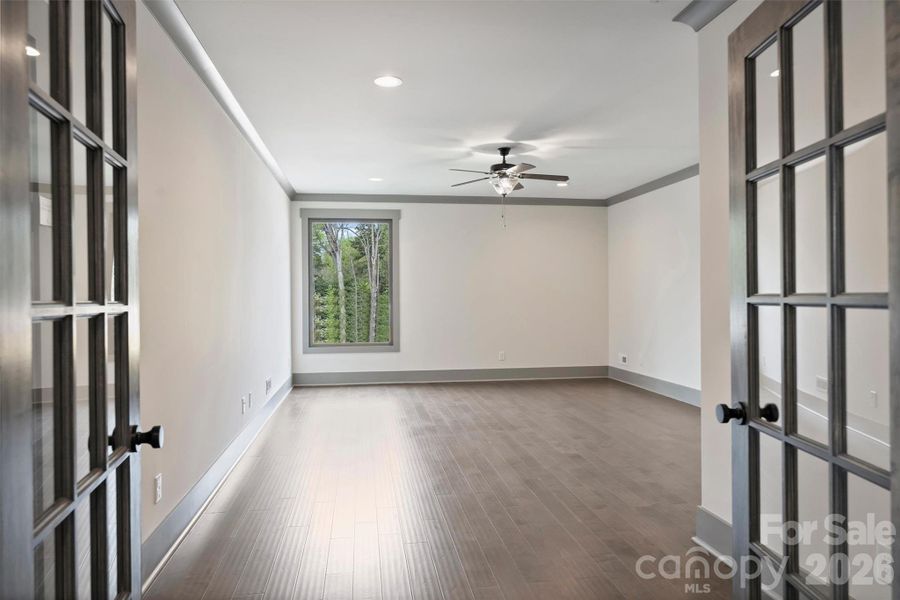 Bonus Room w/ 2nd Laundry Room Bonus Room w/ 2nd Laundry Room