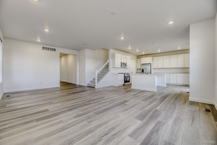 Spacious, unfurnished interior of a new home in Vermilion Creek, Centennial (Image 9).