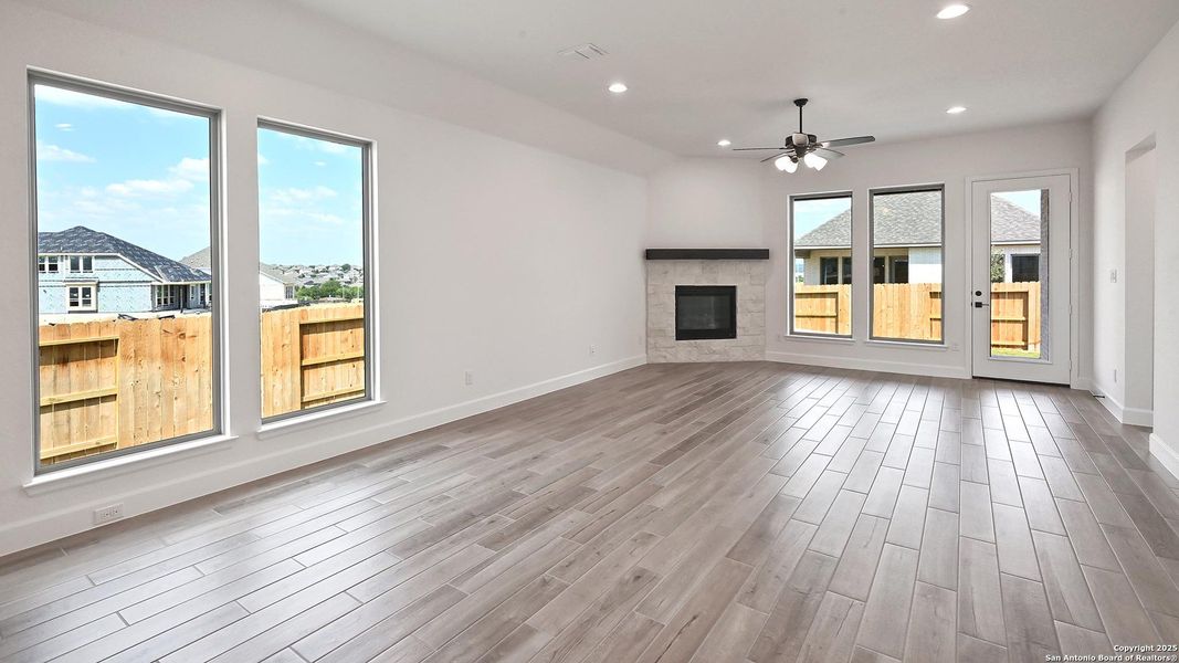 Spacious, unfurnished interior of a new home in Homestead 55', Cibolo (Image 19).