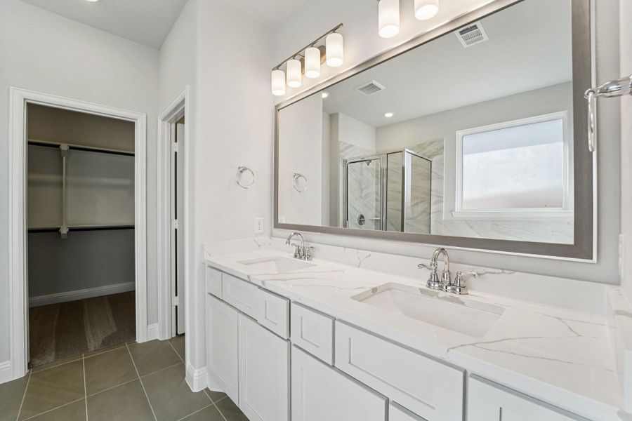 Furnished interior view inside a new home in Evergreen 40', Conroe (Image 12).