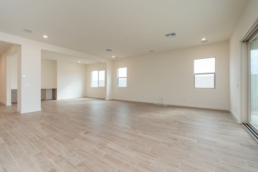 Spacious, unfurnished interior of a new home in Soleo, San Tan Valley (Image 10).