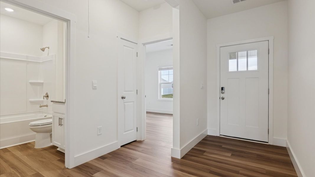 Spacious, unfurnished interior of a new home in Millstone Village, Morristown (Image 8).