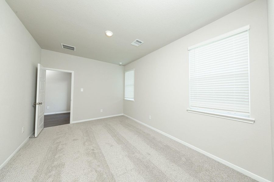 Spacious, unfurnished interior of a new home in Bammel Oaks, Houston (Image 14).