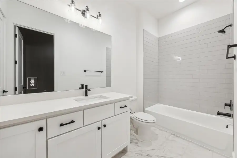 Furnished interior view inside a new home in Lakeview, Waller (Image 4).