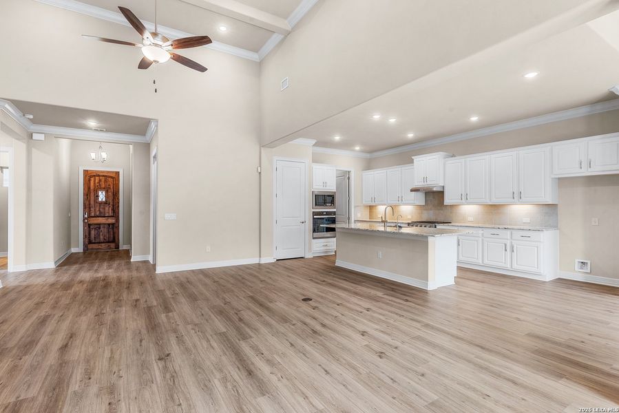 Spacious, unfurnished interior of a new home in Cibolo Crossing, Universal City (Image 34).