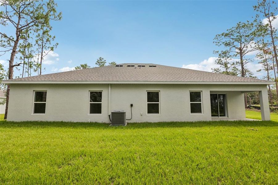 Exterior details and patio area of a home in Sugarmill Woods, Homosassa (Image 4).