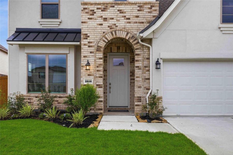 Exterior details and patio area of a home in Lago Mar  50'  &  55', Texas City (Image 4).