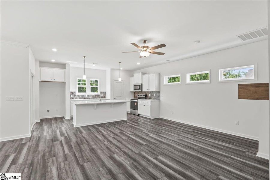 Spacious, unfurnished interior of a new home in Hazelwood, Boiling Springs (Image 20).