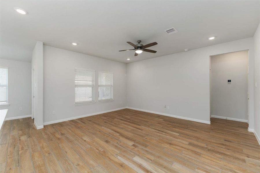 Spacious, unfurnished interior of a new home in Sunrise Cove, Texas City (Image 13).