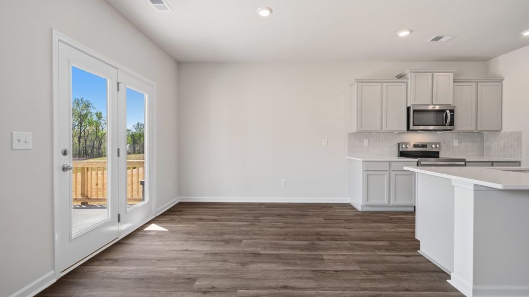 Spacious, unfurnished interior of a new home in Wrenfield at Chanticleer, North Augusta (Image 12).