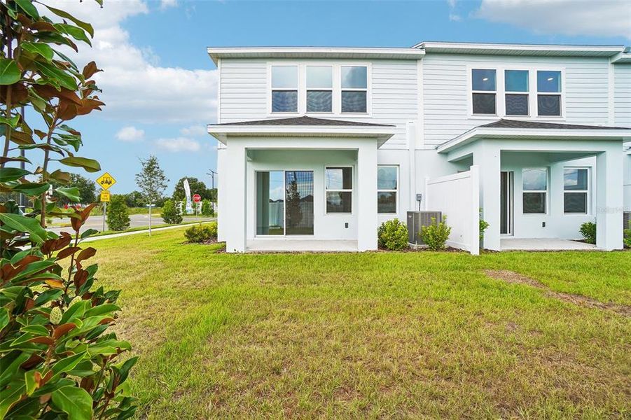 Exterior details and patio area of a home in Twin Oaks, Zephyrhills (Image 3).