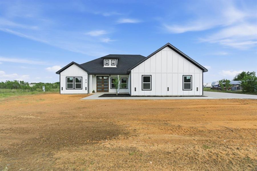 Exterior details and patio area of a home in , Joshua (Image 26).