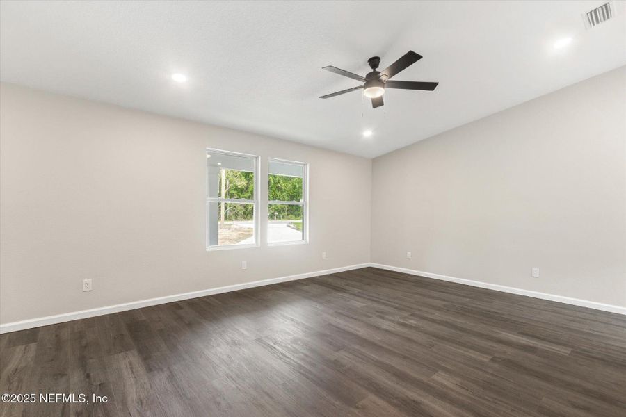 Spacious, unfurnished interior of a new home in , Palatka (Image 20).