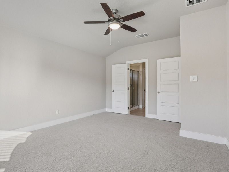Spacious, unfurnished interior of a new home in Remington Ranch, San Antonio (Image 24).