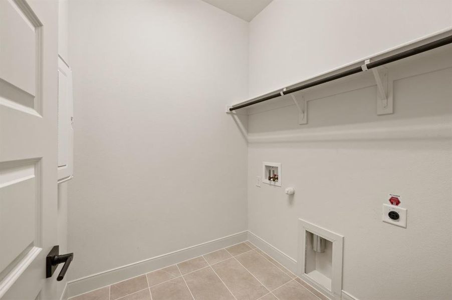 Spacious, unfurnished interior of a new home in Elements at Viridian - Garden Series, Arlington (Image 27).