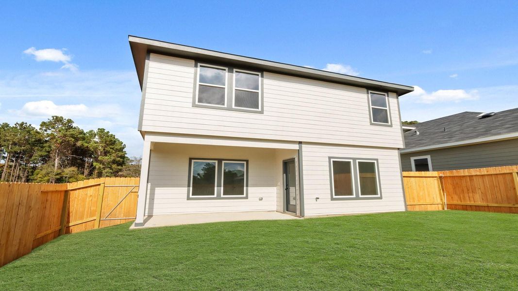 Exterior details and patio area of a home in Lake Conroe Cove, Willis (Image 2).