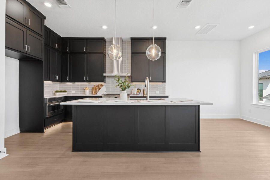 Kitchen (Staged) Kitchen (Staged)