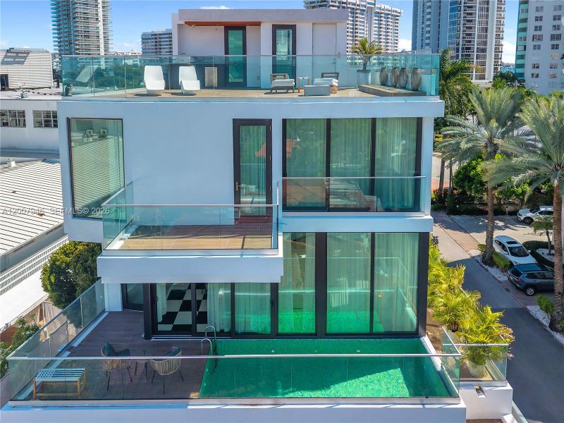 Condo located in Miami Beach, FL showcasing its design and architecture (Image 3).