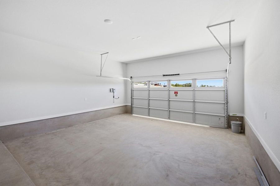 Spacious, unfurnished interior of a new home in Cloverleaf, Austin (Image 21).