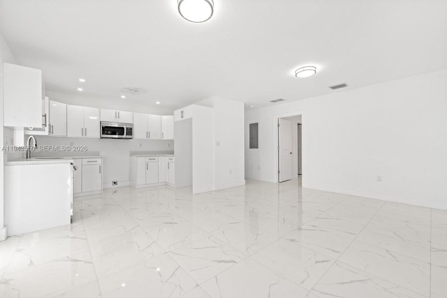 Spacious, unfurnished interior of a new home in , Florida City (Image 17).