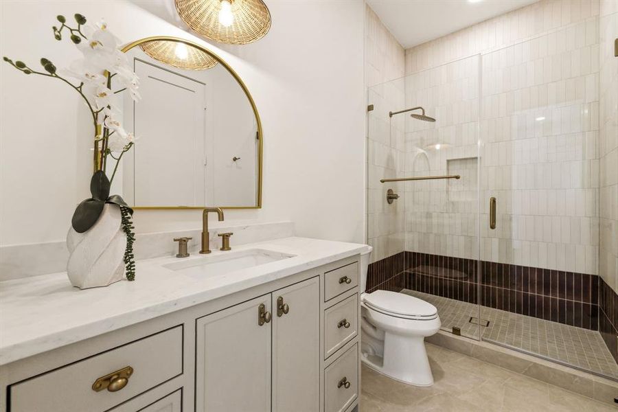 En suite bath 3 of 5