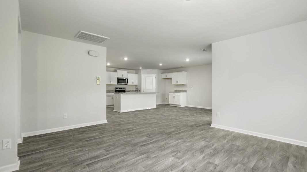 Spacious, unfurnished interior of a new home in Quail Haven, Winston-Salem (Image 17).