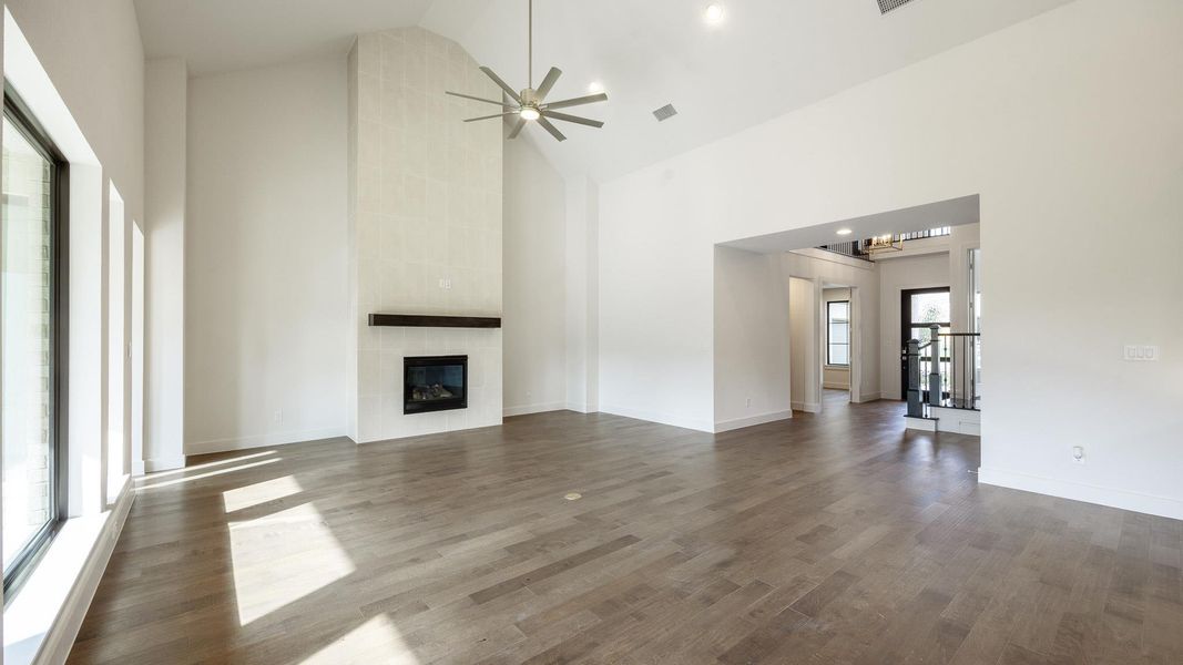 Spacious, unfurnished interior of a new home in Palmera Ridge 70', Leander (Image 7).