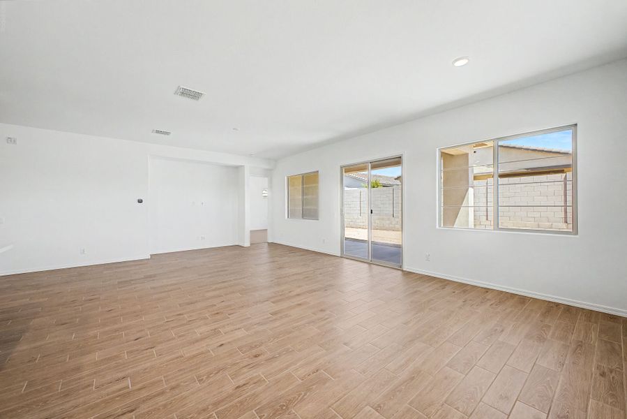 Spacious, unfurnished interior of a new home in Empire Pointe, Queen Creek (Image 9).
