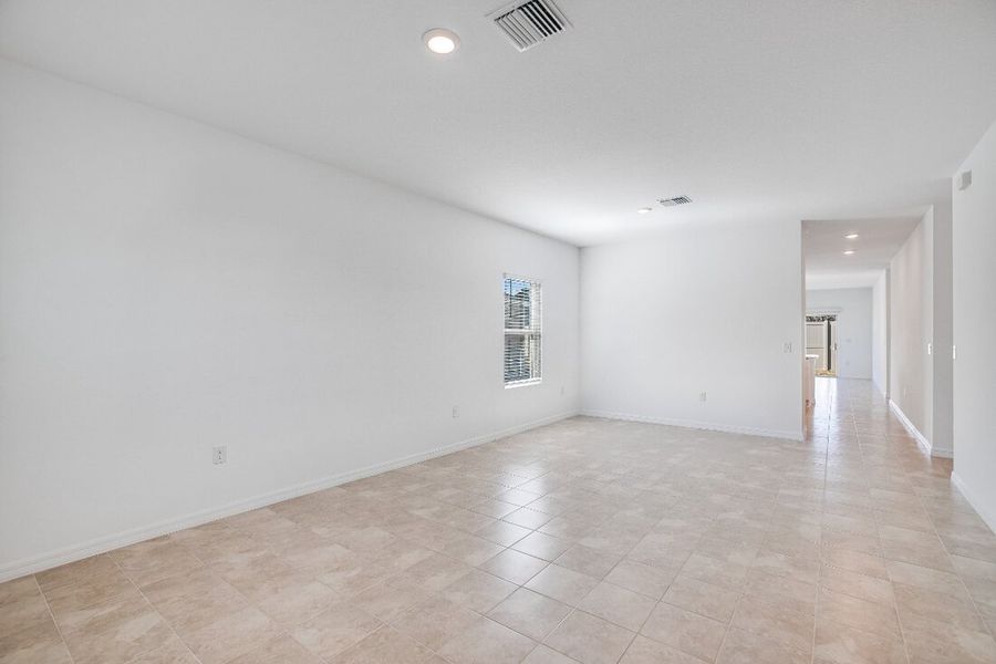 Spacious, unfurnished interior of a new home in Coopers Meadow, Jacksonville (Image 27).