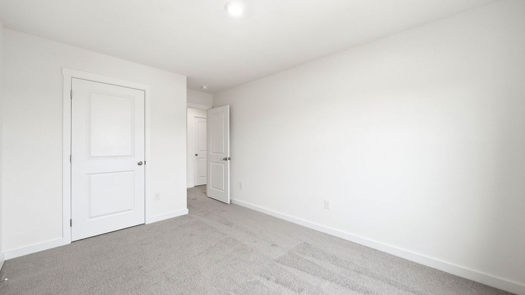 Spacious, unfurnished interior of a new home in Oak Hill, Vonore (Image 26).