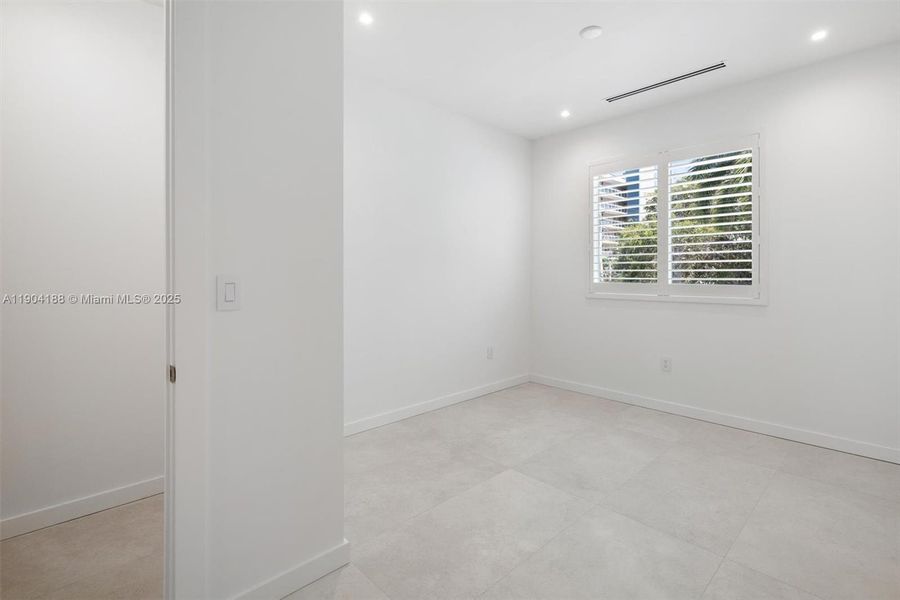Spacious, unfurnished interior of a new home in , Pompano Beach (Image 45).