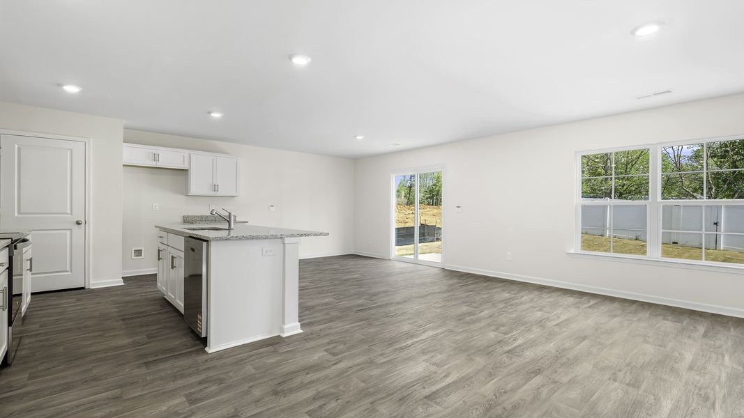 Spacious, unfurnished interior of a new home in Willow Mill, Thomasville (Image 9).
