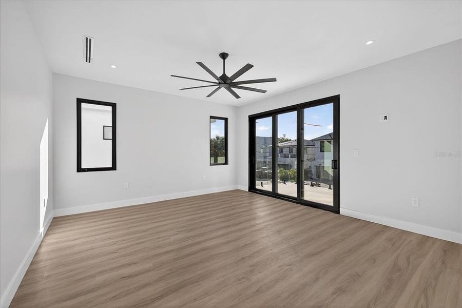 Spacious, unfurnished interior of a new home in , Tampa (Image 58).