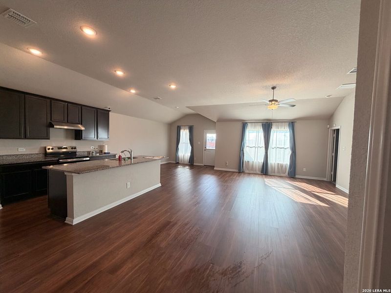 Spacious, unfurnished interior of a new home in Jordan's Ranch, San Antonio (Image 21).