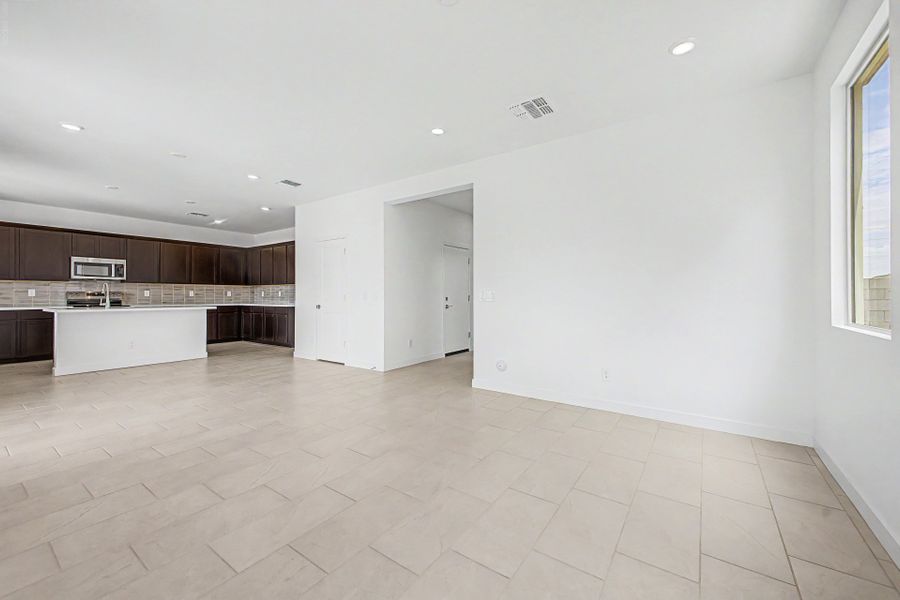 Spacious, unfurnished interior of a new home in Bentridge, Buckeye (Image 9).
