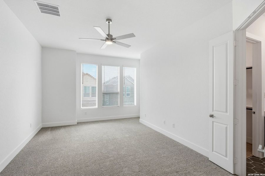 Spacious, unfurnished interior of a new home in Rose Hill, San Antonio (Image 9).