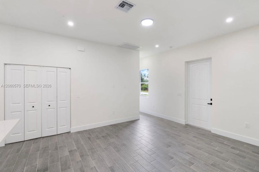 Spacious, unfurnished interior of a new home in , Lehigh Acres (Image 18).